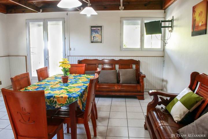 Gîte pour 2 personnes, avec terrasse ainsi que piscine et vue sur le lac à Saint-Pierre (ville) - 2