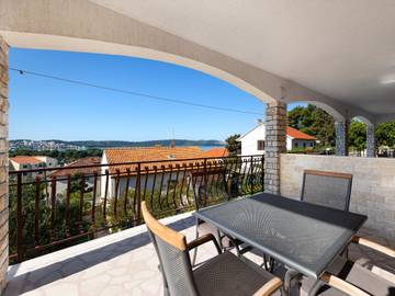 Ferienwohnung für 4 Personen, mit Terrasse und Garten in Trogir