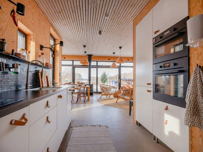 Moderne Hütte im Functional-Stil mit Terrasse am Vidöstern in Värnamo, Jönköpings län