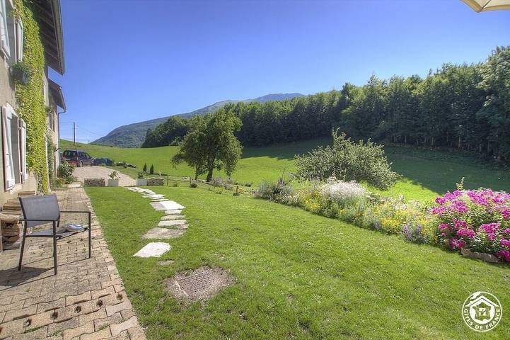 Location de vacances pour 6 personnes, avec jardin à Chézery-Forens