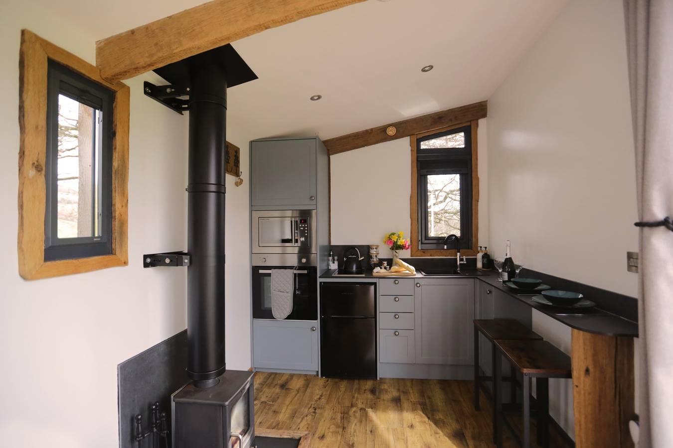 1 Bed Hut - Sleeps 4 - Pets - Parking in Wotton Courtney, Somerset