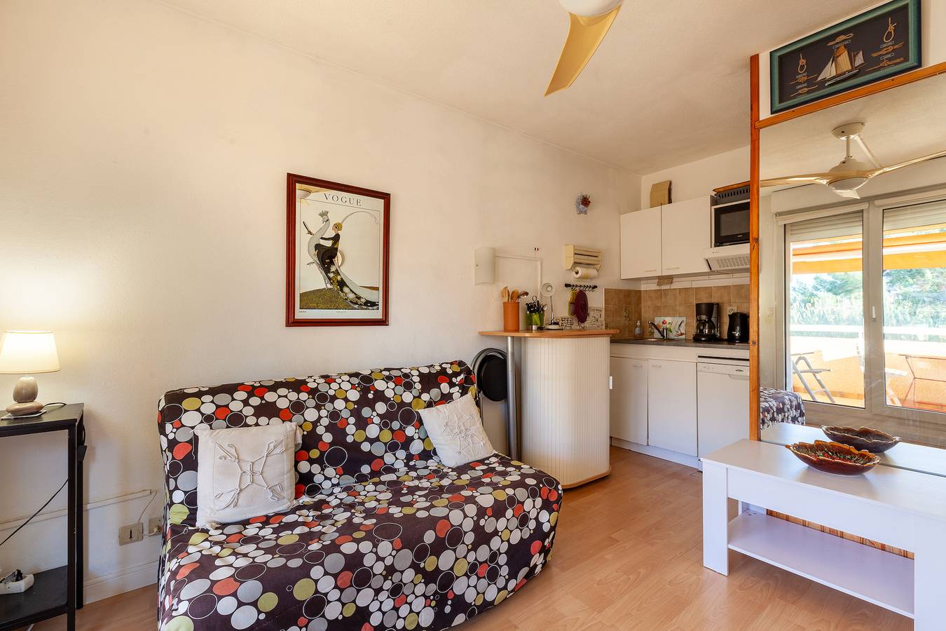 Studio entier, Studio 'Couple 2enfants 2 Velos' avec vue sur montagne, piscine partagée et balcon in Sanary-sur-Mer, Région de Toulon