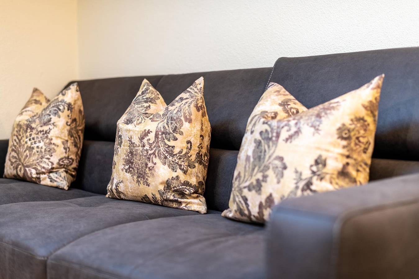 Ganzes Studio, Einzimmerwohnung 'Weinangerhof Apartment Birnbaum' mit Bergblick, Wlan und Klimaanlage in St. Pauls, Eppan an der Weinstraße