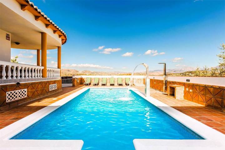 Casa rural para 14 personas, con vistas además de piscina y balcón, Familias con niños en Alcaucín - 2