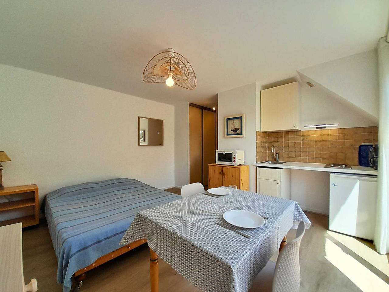 Studio entier, Studio Économique à 100m des Plages de Carnac avec Balcon, Parking et Tv in Carnac, Côte des Mégalithes