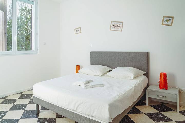 Gîte pour 7 personnes, avec terrasse ainsi que piscine et jardin, animaux acceptés à Vallon-Pont-d'Arc - 3