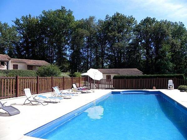 Location de vacances pour 4 personnes, avec piscine ainsi que vue et jardin, animaux acceptés à Savignac-les-Églises - 2