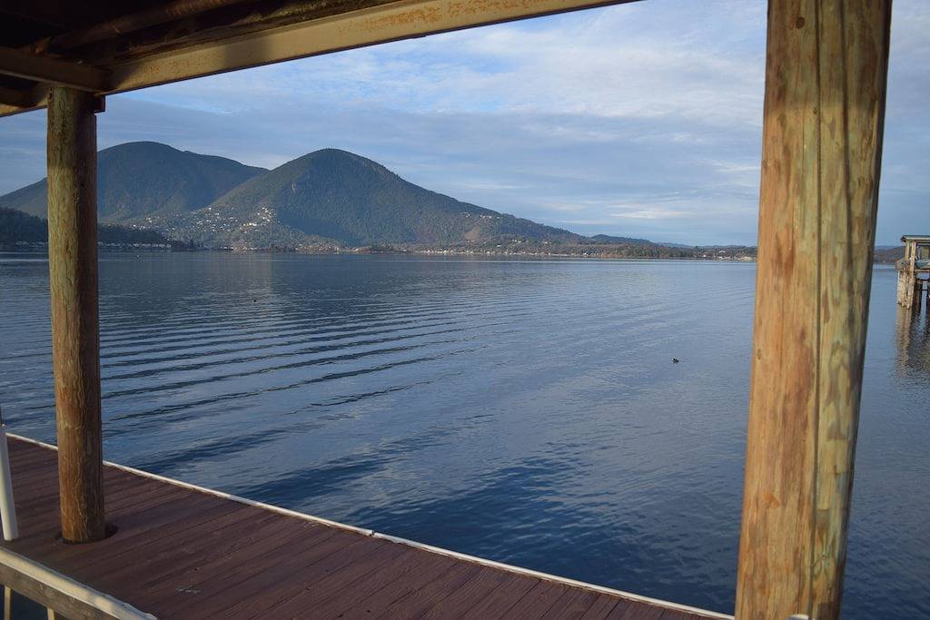 Stunning Lakefront, Huge Dock,2 Kayaks, Sleep 8, Prime fishing spot in California North Coast