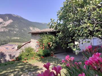 Gîte pour 6 personnes, avec vue ainsi que jardin et terrasse à Ponet-et-Saint-Auban