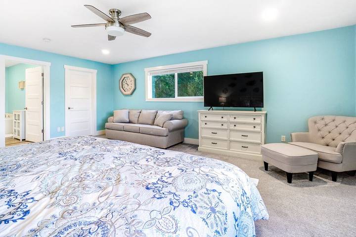 Vacation rental for 8 people, with terrace and hot tub as well as yard, with pets in Hood Canal