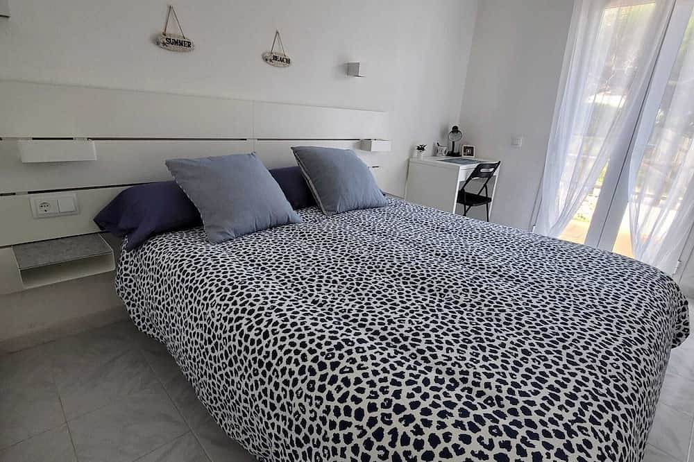 Semi-detached house with small garden 3 minutes from the Cap d´Artrutx lighthouse in Cap d'Artrutx, Ciutadella