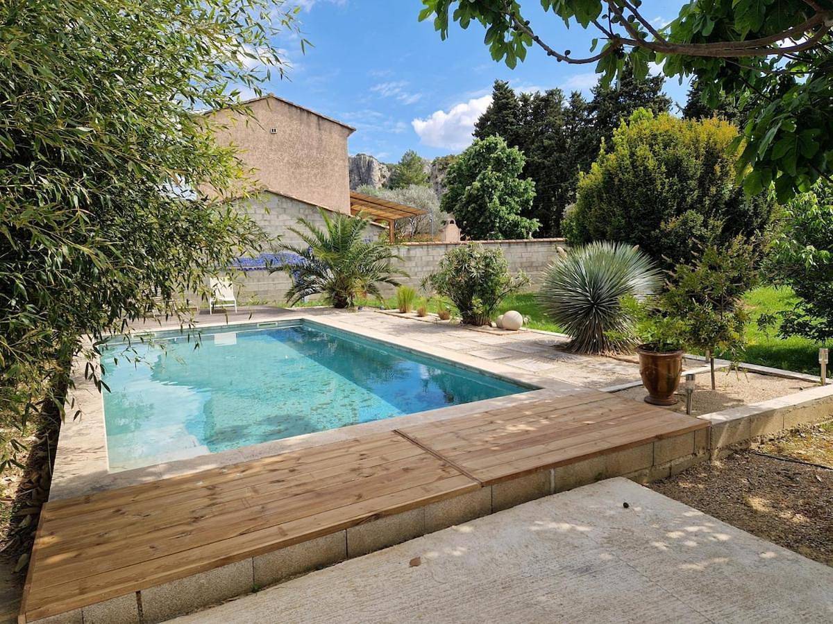 Three-Bedroom Home in Sauveterre, Région de Nîmes