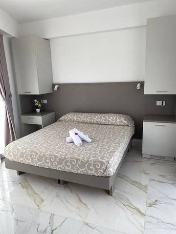 Gîte pour 2 personnes, avec piscine et vue ainsi que terrasse et jardin à Zambrone