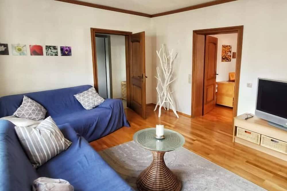 Ganze Wohnung, Die schöne Ferienwohnung mit separatem Eingang ist in der 1. Etage und über 7 Stufen erreichbar. Die Wohnung ist ruhig gelegen und nur wenige Minuten vom Ortskern entfernt Punkt die Wohnfläche von 62 qm besteht aus einem Schlafzimmer mit einem ... in Selters (Westerwald), Westerwald