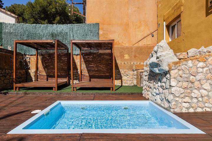 Haustierfreundliches Ferienhaus Masia Alt mit Bergblick, Pool, WLAN, Garten und Terrasse in Olèrdola, Barcelona Binnenland