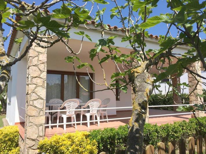 Location de vacances pour 6 personnes, avec piscine ainsi que vue et jardin dans Sant Martí d'Empúries - 2