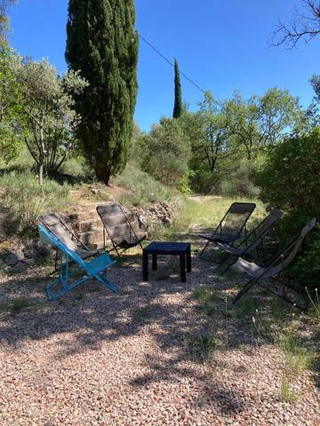 Gîte pour 8 personnes, avec terrasse ainsi que jardin et vue à La Verdière