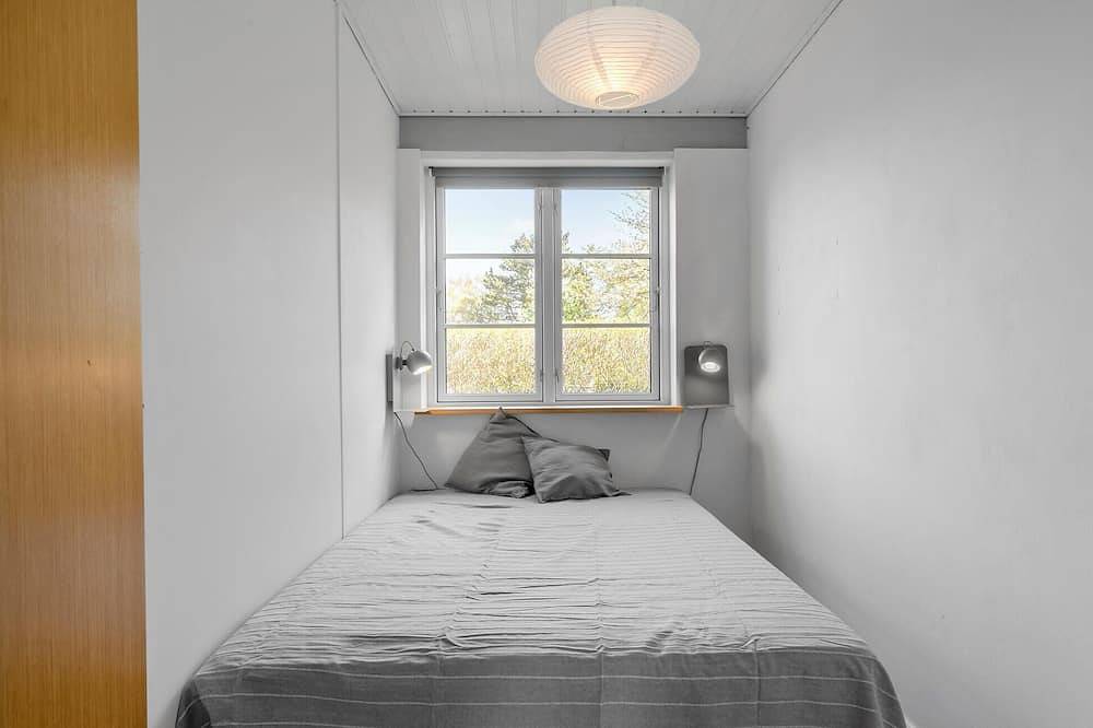 Awesome home in Melby with kitchen in Kattegat Coast