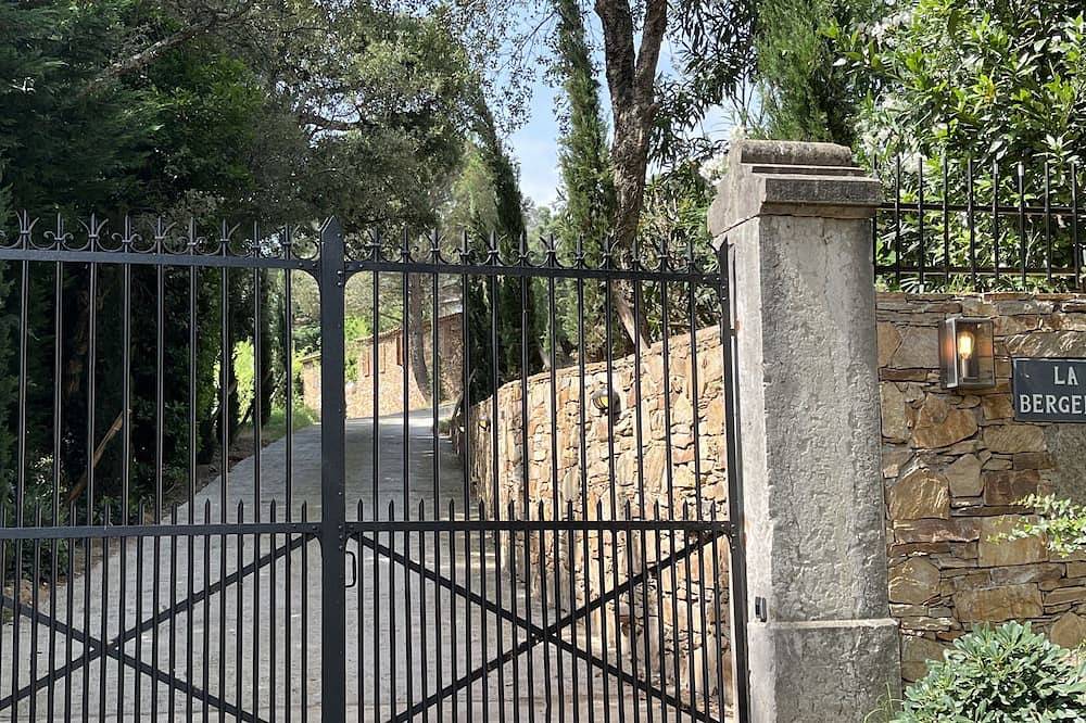 Charming renovated stone property within the village of La Garde Freinet. in La Garde-Freinet, Côte méditerranéenne (France)