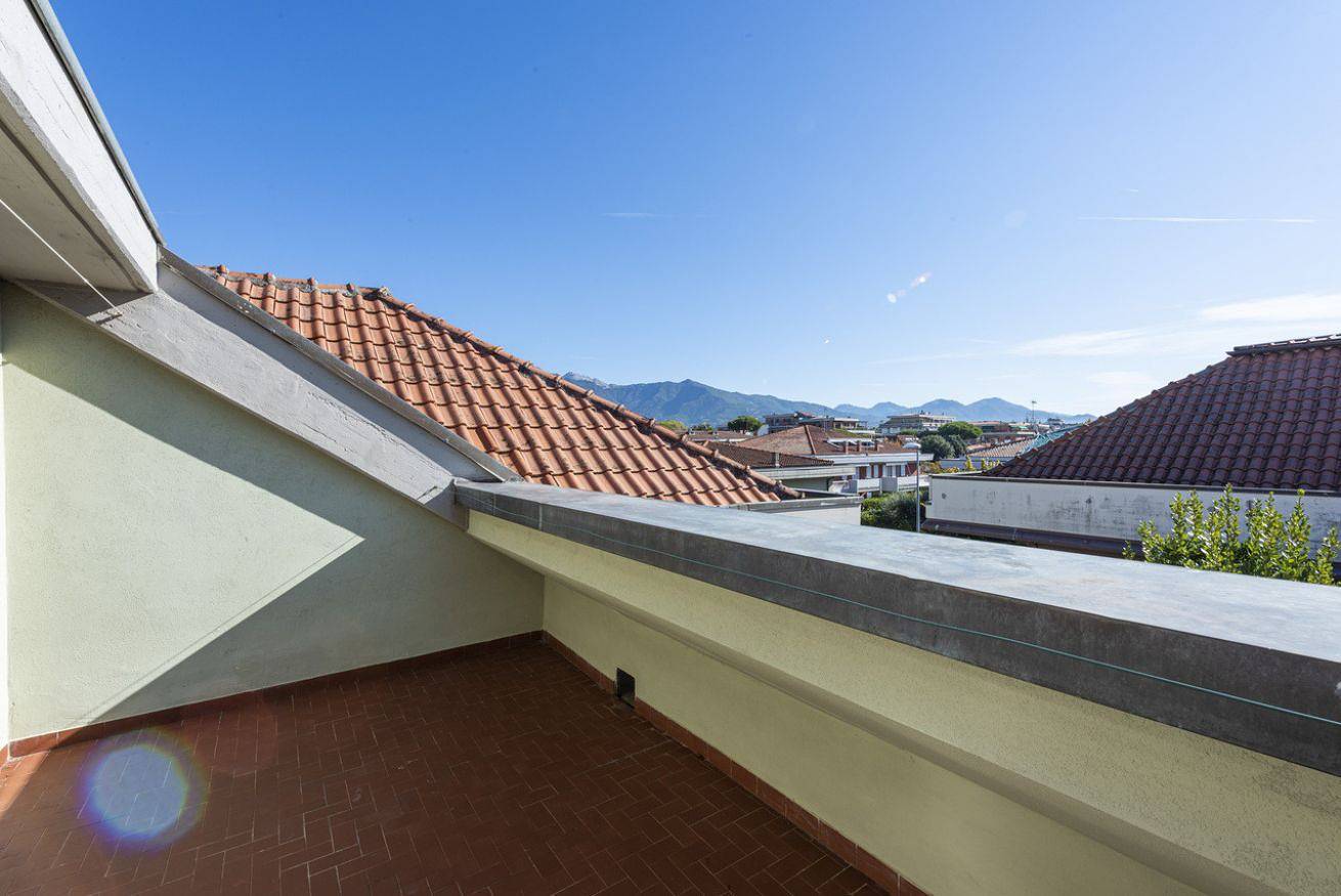 Entire apartment, Suite Fiorella 2 By Mmega in Marina di Massa, Massa