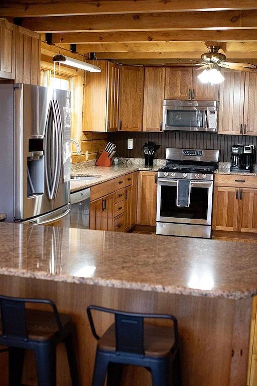 Sits on 8 private Acres, hiking trails at this secluded chalet! Wi-Fi, Hot Tub in Daniel Boone National Forest