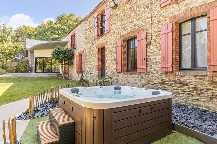 Gîte pour 18 personnes, avec jardin ainsi que jacuzzi et terrasse