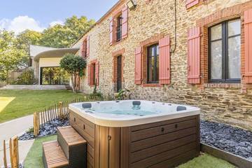 Gîte pour 18 personnes, avec terrasse ainsi que jardin et jacuzzi à Malville