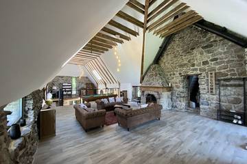 Location de vacances pour 12 personnes, avec jacuzzi ainsi que sauna et jardin à Saint-Urcize