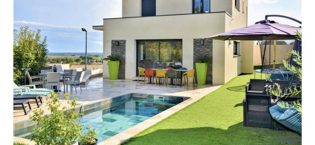 Location de vacances pour 7 personnes, avec Balcon et Terrasse ainsi que Piscine et Vue à Bezouce