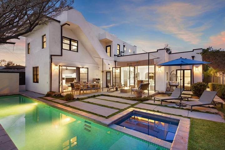Casa de vacaciones para 12 personas, con terraza además de piscina y jacuzzi - 1