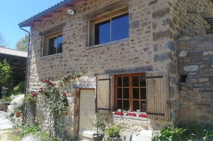 Gîte pour 4 personnes, avec jardin et terrasse, animaux acceptés à Saint-Jean-Chambre