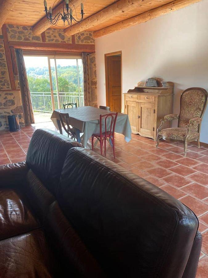 Location de vacances pour 5 personnes, avec vue et jardin, adapté aux familles dans Saint-Julien-du-Pinet - 4