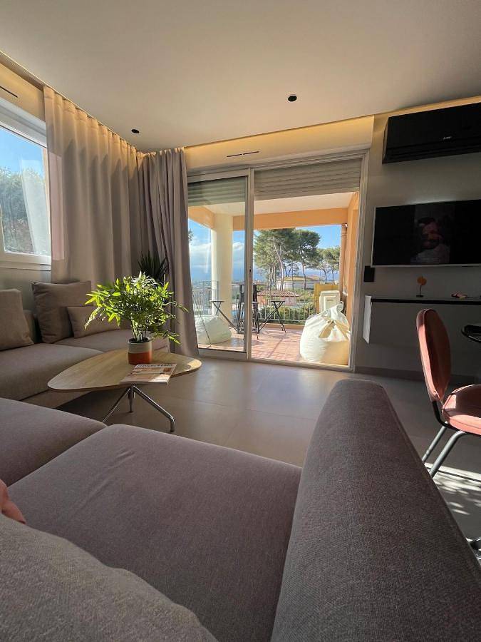 Appartement entier, Peaceful new Apartment in heart of French Riviera with Mountain and Pool view in Biot, Côte méditerranéenne (France)