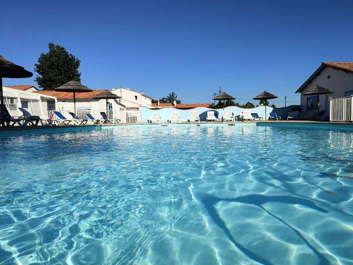 Chalet für 4 Personen, mit Terrasse und Pool