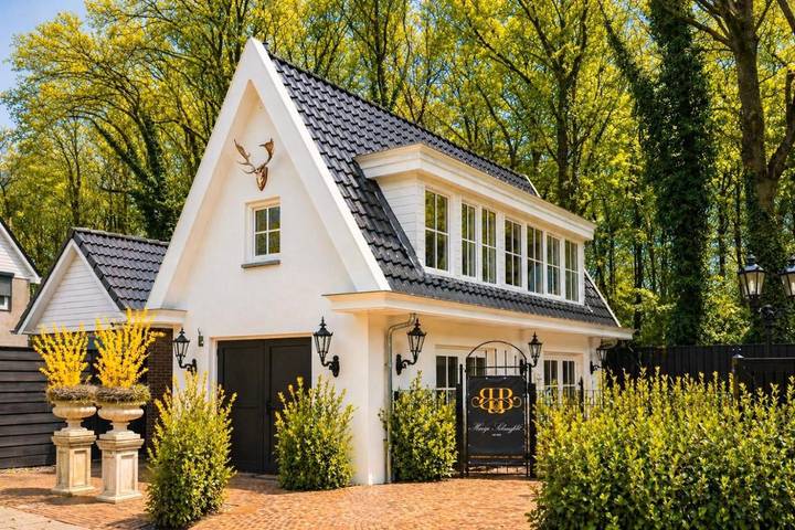Vakantiehuis voor 2 personen, with Whirlpool and Terras as well as Tuin and Zwembad in Apeldoorn