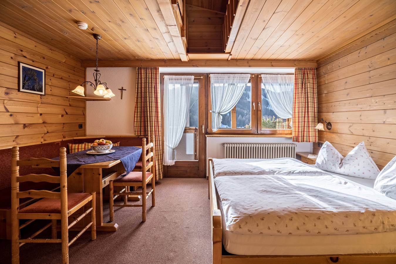 Ganze Wohnung, Einzimmerapartment "Ciasa ai Pini 211" in der Nähe von Skiliften mit Bergblick, Balkon & Sauna in San Cassiano, Abtei