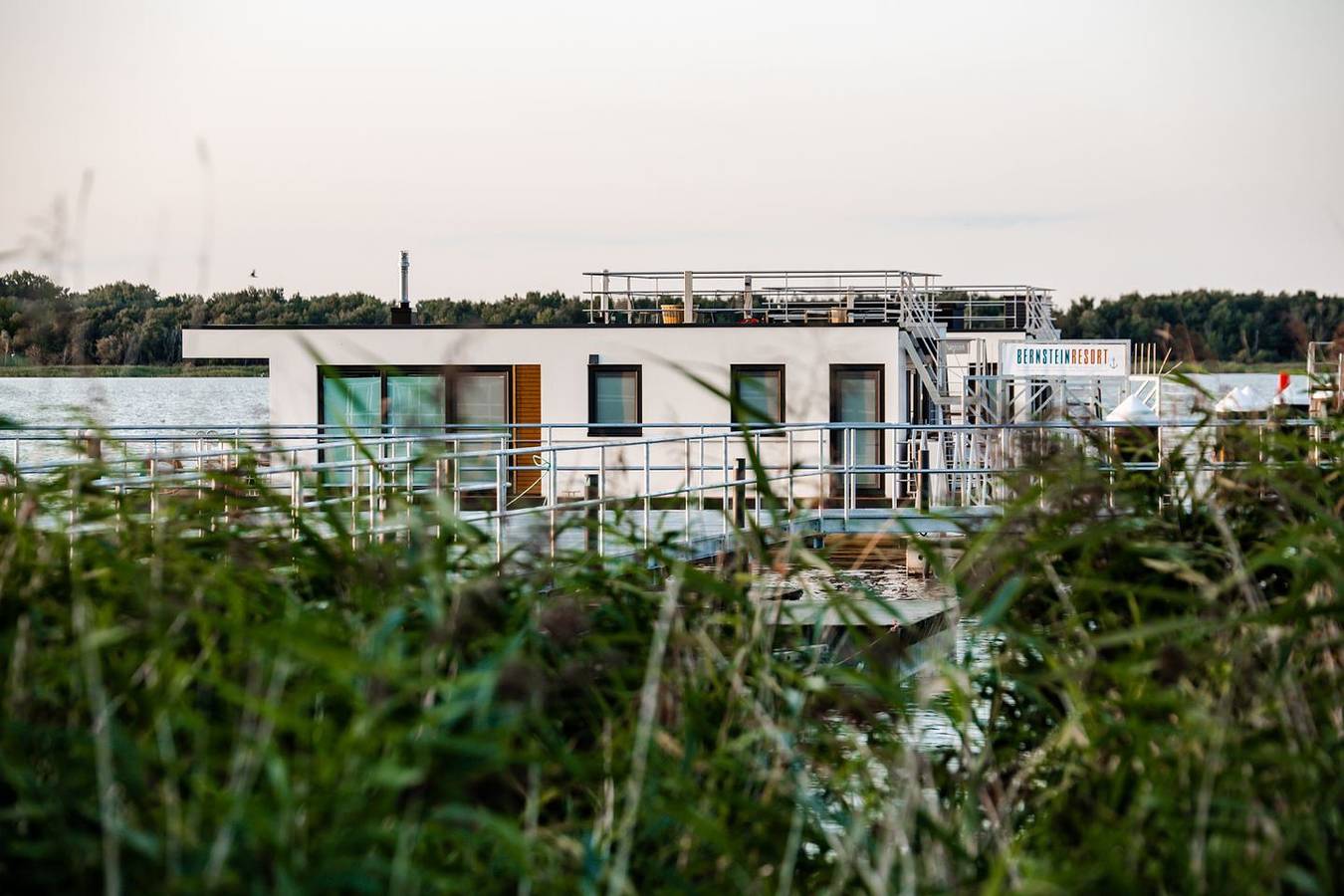 Kranichnest Schwimmhaus: Seeblick, Terrasse, Kaminofen & Platz für 4 Gäste in Ribnitz, Ribnitz-Damgarten