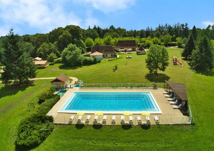 Camping pour 4 personnes, avec jardin ainsi que vue et piscine, animaux acceptés