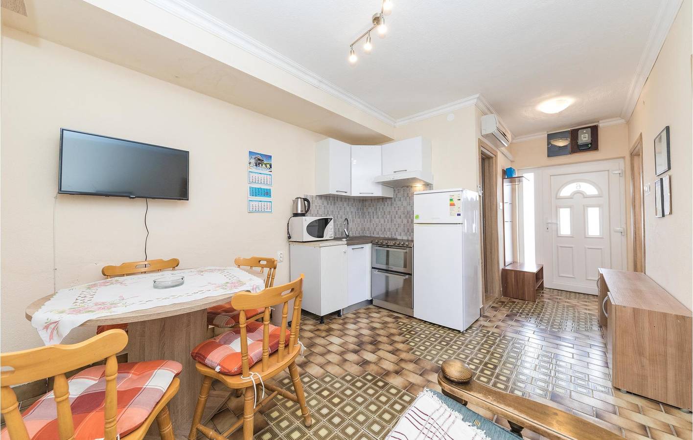 Ganze Ferienwohnung, Reizende Ferienwohnung mit Pool, Terrasse und Strandzugang – Uvala Bočići in Okrug Gornji, Ciovo