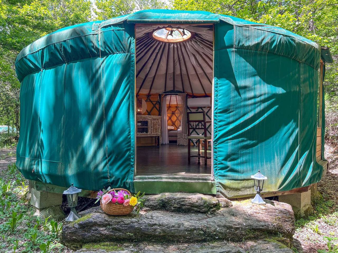 Cabane 'Love Yourte Avec Hammam' avec terrasse privée, jardin partagé et climatisation in Vitrac (Cantal), Région d'Aurillac