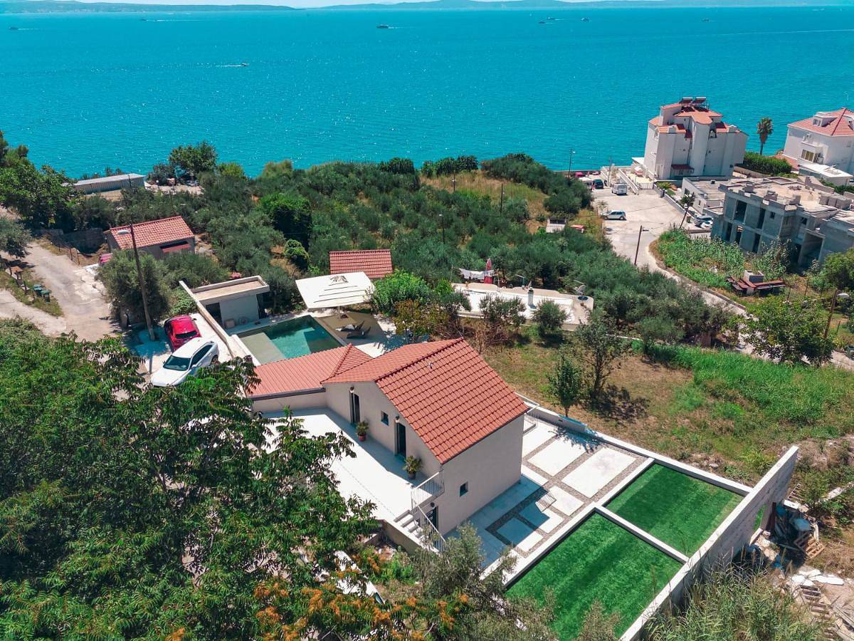 Mediterranean Oasis Seaside Villa with Pool in Split, Split-Dalmatien