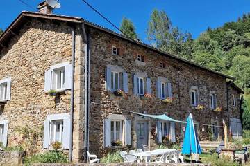 Gîte pour 15 personnes, avec jardin à Sembadel