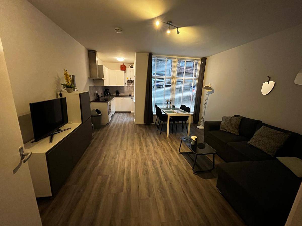 Geheel appartement, Poelgeeststraat in Leiden, Nederlandse Noordzeekust