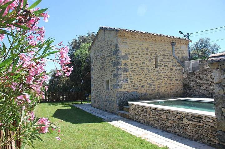Location de vacances pour 2 personnes, avec Jardin à Montaren-et-Saint-Médiers