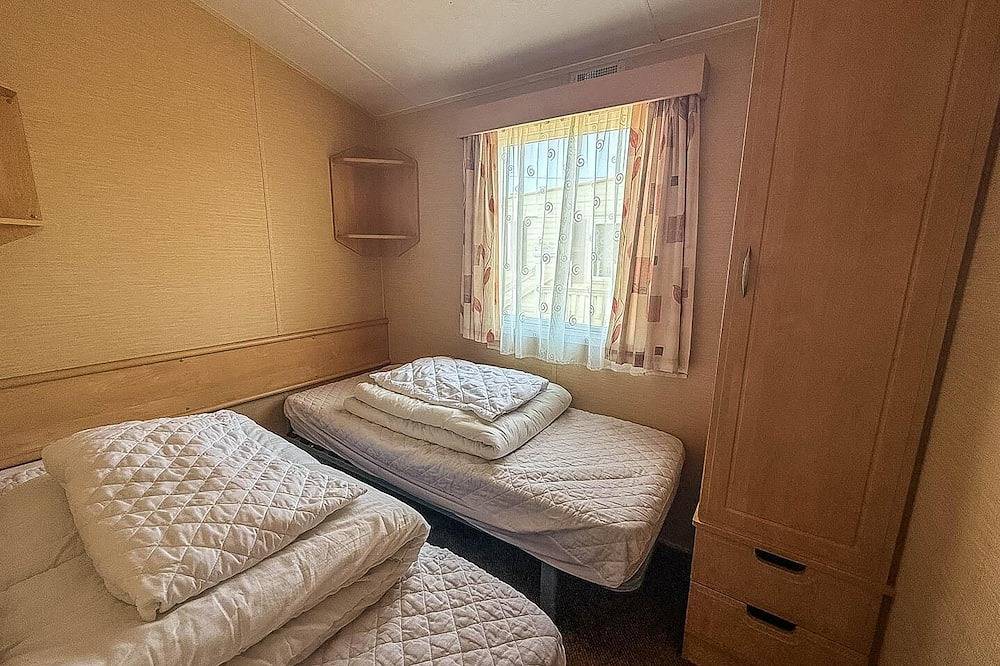Dog friendly 6 berth static caravan by the beach in Hunstanton in Hunstanton, Norfolk Coast