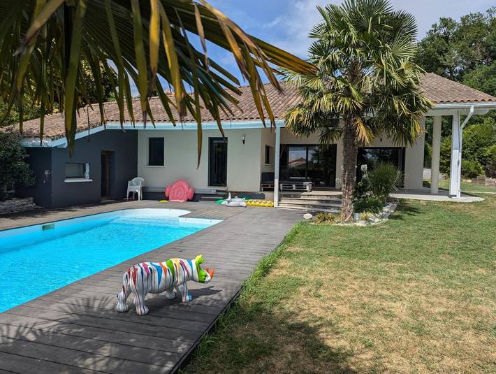 Gîte pour 10 personnes, avec Terrasse et Jardin ainsi que Piscine et Vue à Soyaux