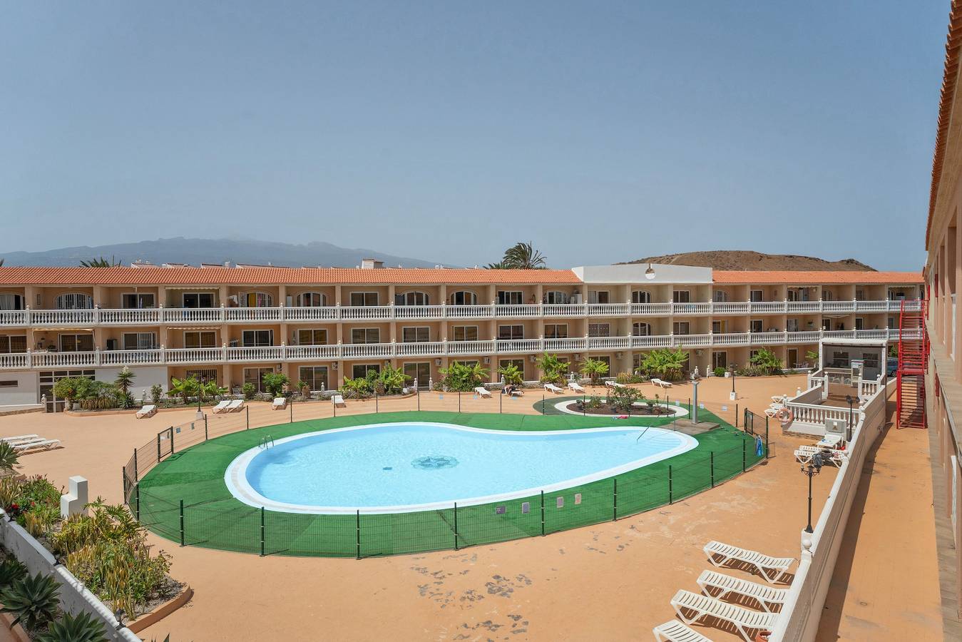 Estudio entero, Estudio vacacional 'Carolina 208' con vistas a la montaña, Wi-Fi y aire acondicionado in Costa del Silencio, Arona 