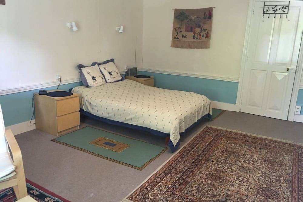 Bridge Cottage is a charming stone built house in a picturesque village in Lusigny-sur-Ouche, Beaune region