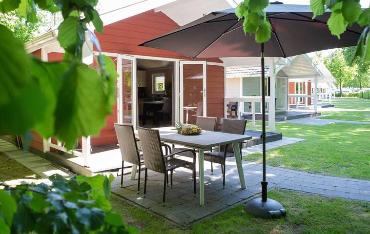 Vakantiepark voor 6 personen, with Balkon/Terras and Terras as well as Tuin and Zwembad in Noord-Brabant