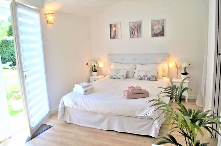 Chambre d’hôte pour 4 personnes, avec vue et jardin ainsi que bassin pour enfant et piscine